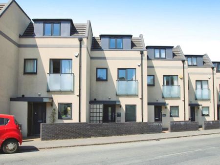 ***Due to BCC restrictions this property is not available for three or more sharers*** Ocean present this immaculate town house, located near Victoria Park, offers modern living with four spacious bedrooms, an open-plan kitchen and reception area, a serene garden, and excellent energy efficiency, making it an ideal home for families and couples. - Photo 5