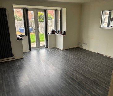4 bedroom detached house to rent - Photo 2