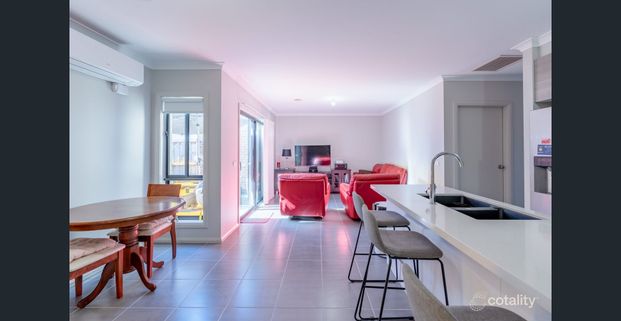 Stylish Family Living in Upper Point Cook Estate - Photo 1