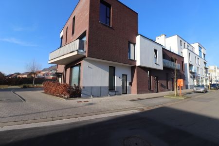 Een gelijkvloerse studio met terras, autostaanplaats en kelderberging in het centrum van Hoogstraten. - Photo 3