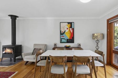 Beautiful four bedroom home backing Red Hill Nature Reserve - Photo 4