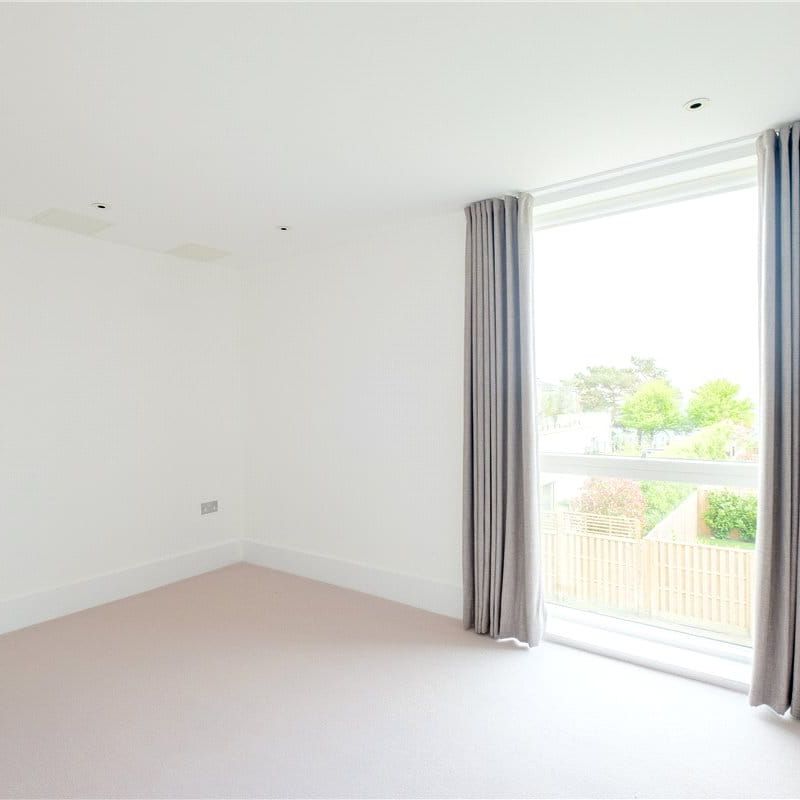 A wonderful first floor, contemporary two bedroom, two bathroom, apartment with in excess of 1100 of accommodation, situated on the upper Lansdown slopes just a mile north of Bath City Centre with south facing views from the balcony, and off-street parking space. - Photo 1