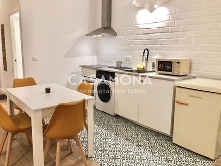 Spacious & Bright 1-Bedroom Apartment in El Born - Photo 4