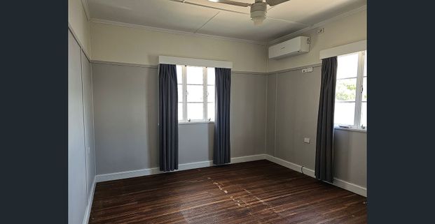 SPACIOUS 3 BEDROOM HOME WITH A 3 BAY SHED! - Photo 1