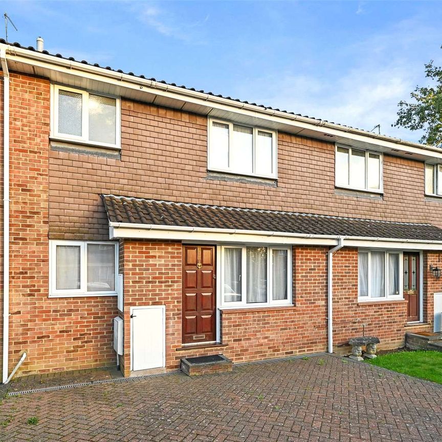 One bedroom terraced house in a highly sought after area. Offered part furnished and available now. - Photo 1