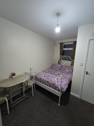 Studio Flat, Berkshire Gardens, N13 - Photo 1