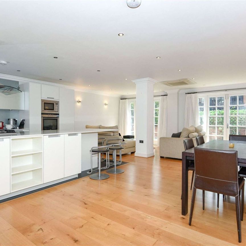 A modern apartment within town centre riverside development close to Station, benefitting from a huge "flexi-room" in basement. - Photo 1