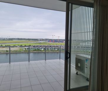 Stunning Top Floor 2 Bedroom Apartment with Lake Views - Photo 2