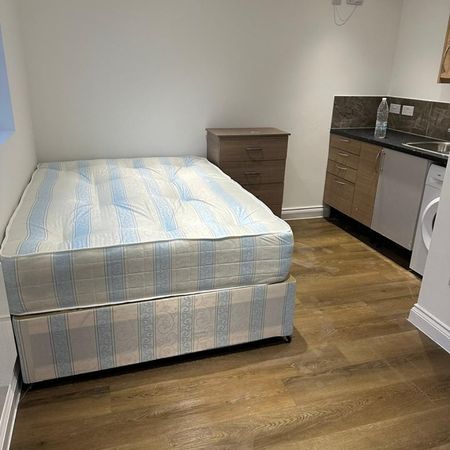 Studio Flat, Gainsborough Road, RM8 - Photo 3