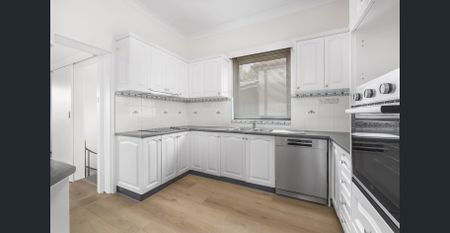 Spacious 5-Bedroom Home - Photo 5