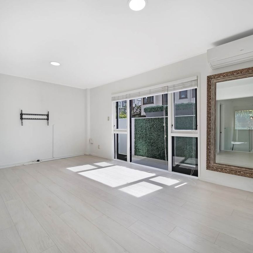 Stylish Parnell Townhouse in Double Grammar Zone – Prime Location! - Photo 1