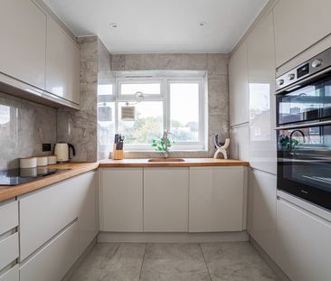 3 Bed Flat, Morris Gardens, SW18 - Photo 2