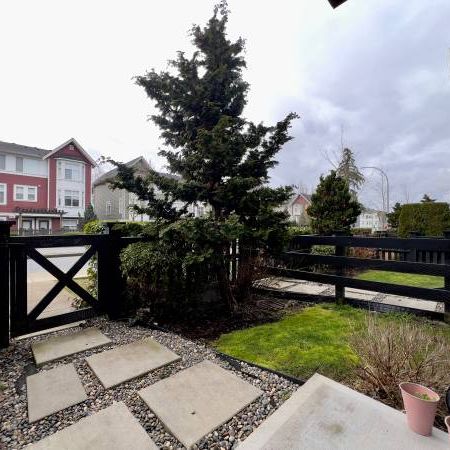 2 BEDROOM, 2.5 BATHROOM + DEN TOWNHOUSE AVAILABLE APRIL 1ST - Photo 1