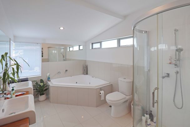 Immaculately presented executive four-bedroom family home - Photo 1