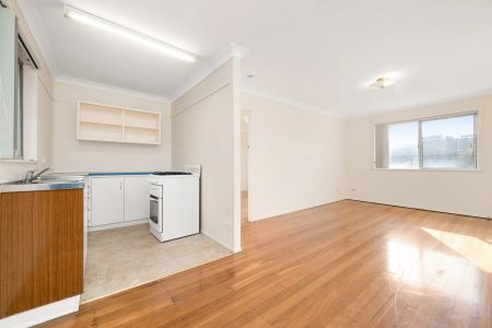 Spacious Unit in the Heart of Coorparoo - Photo 2
