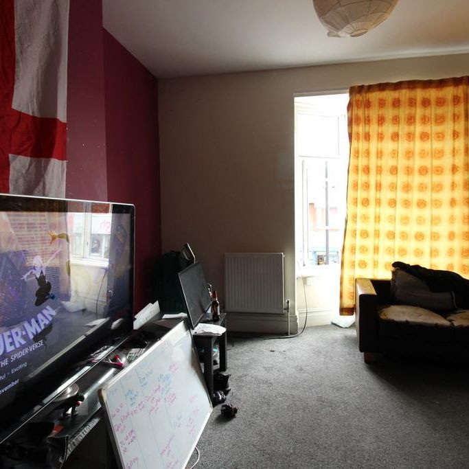 4 bedroom flat to rent - Photo 1