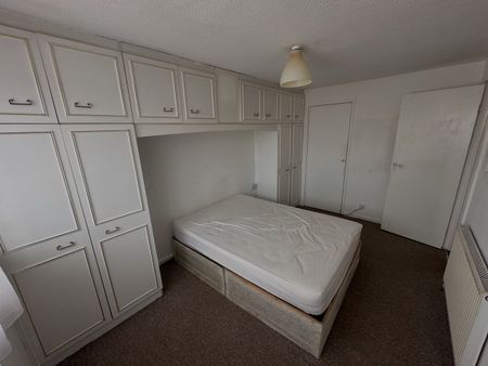 3 Bed Semi-Detached House, Medway Close, CR0 - Photo 5