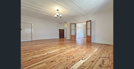 SPACIOUS FAMILY HOME IN THE HEART OF GLADESVILLE - Photo 3