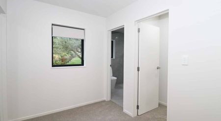 4 Bed 3 Bath House In Blockhouse Bay - Photo 2