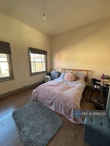 3 bedroom flat to rent - Photo 5