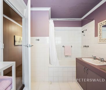 Beautifully maintained apartment with stunning water and mountain v... - Photo 1