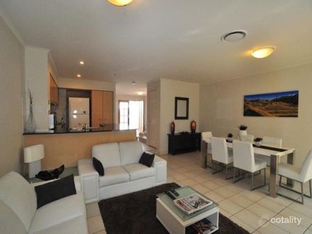 Luxurious Golf Frontage Villa with Stunning Views - Photo 2