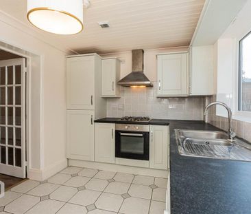 3 bedroom end of terrace house to rent - Photo 2