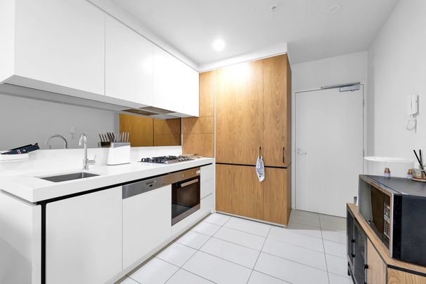 Modern living in premium apartment - Photo 1