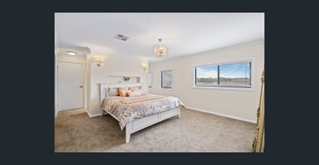 HUGE FAMILY HOME - FULLY FENCED - SOUGHT AFTER LOCATION NEAR SCHOOLS GREAT ACCESS TO FREEWAY - Photo 2