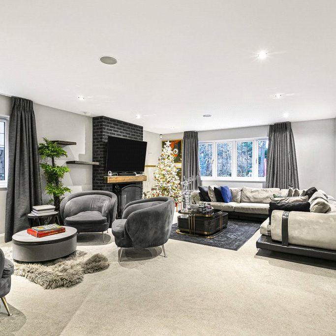 Oak End Way, Woodham, Addlestone, Surrey, KT15 3DT - Photo 1