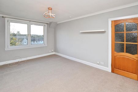 3 bedroom flat to rent - Photo 4