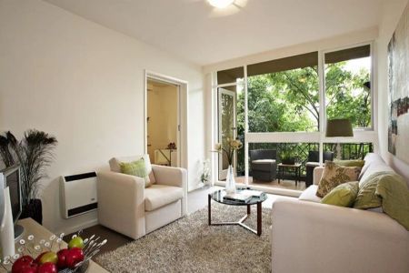 Spacious and Sun-lit 2 bed apartment - Photo 2