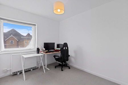 Three bedroom maisonette set over two floors in the centre of Sunningdale. - Photo 4