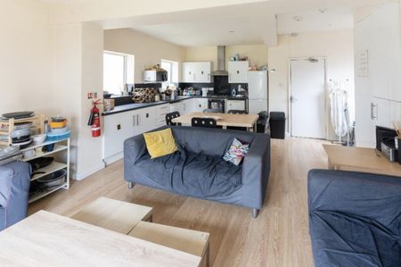 1 bed Room in Shared House - To Let - Photo 5