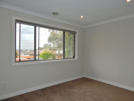 “Luxury Townhouse in Prime Location!” - Photo 4