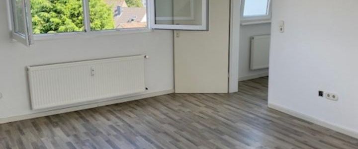 Helle und frisch renovierte Dachgeschosswohnung mit Einbauküche - Photo 1