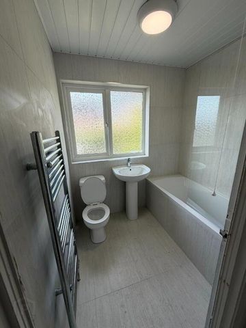 44 Queens Avenue, Belfast, BT36 5HU - Photo 2