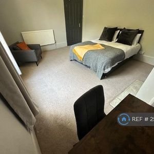 1 bedroom in a house share to rent - Photo 3