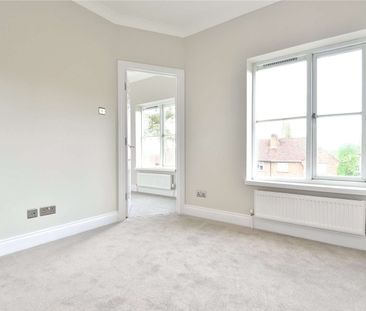 A well-proportioned apartment decorated to a high standard throughout. - Photo 4