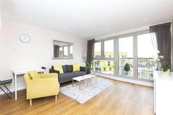 Completely refurbished one bedroom apartment with a private balcony offering excellent views of Canary Wharf and The City. - Photo 1