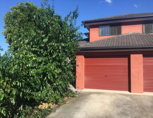 “3 Bedroom Townhouse, Walking Distance To Local Shops And Transport!” - Photo 1