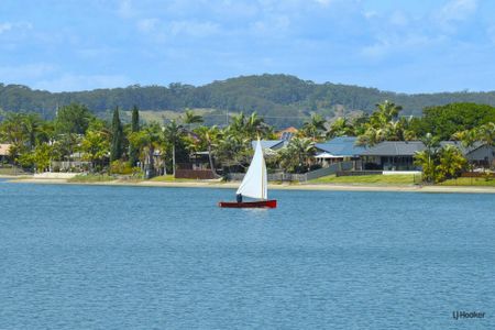 THREE BEDROOM FULLY FURNISHED HOME WITH POOL IN QUIET CUL DE SAC - Photo 3