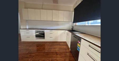 Neat & Spacious 3 Bedroom House Close to the City - Photo 3