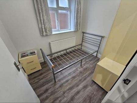 3 bedroom flat to rent - Photo 3