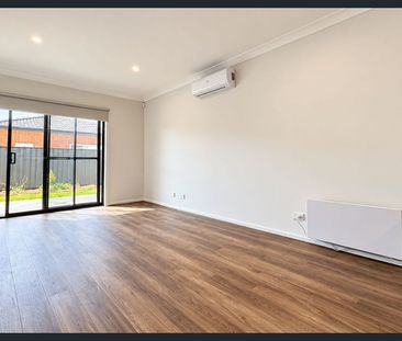 Modern Family Living in Manor Lakes 3 Bed + 2 Bath + Double Garage - Photo 1