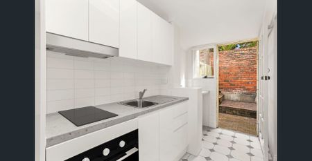 Newly refurbished charming one-bedroom terrace awaits! - Photo 4