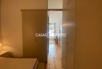 Apartamento T0+1 para arrendamento na Rua Santa Catarina, Porto