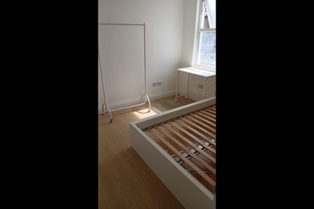 3 Bed Detached House, London, E15 - Photo 4