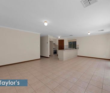 CHARMING BLUESTONE VILLA IN A PRIME NEAR-CITY LOCATION - Photo 1