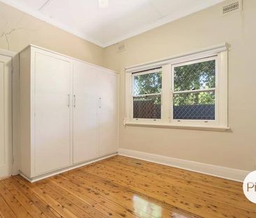 CHARACTER FILLED CENTRAL ALBURY HOME - Photo 3